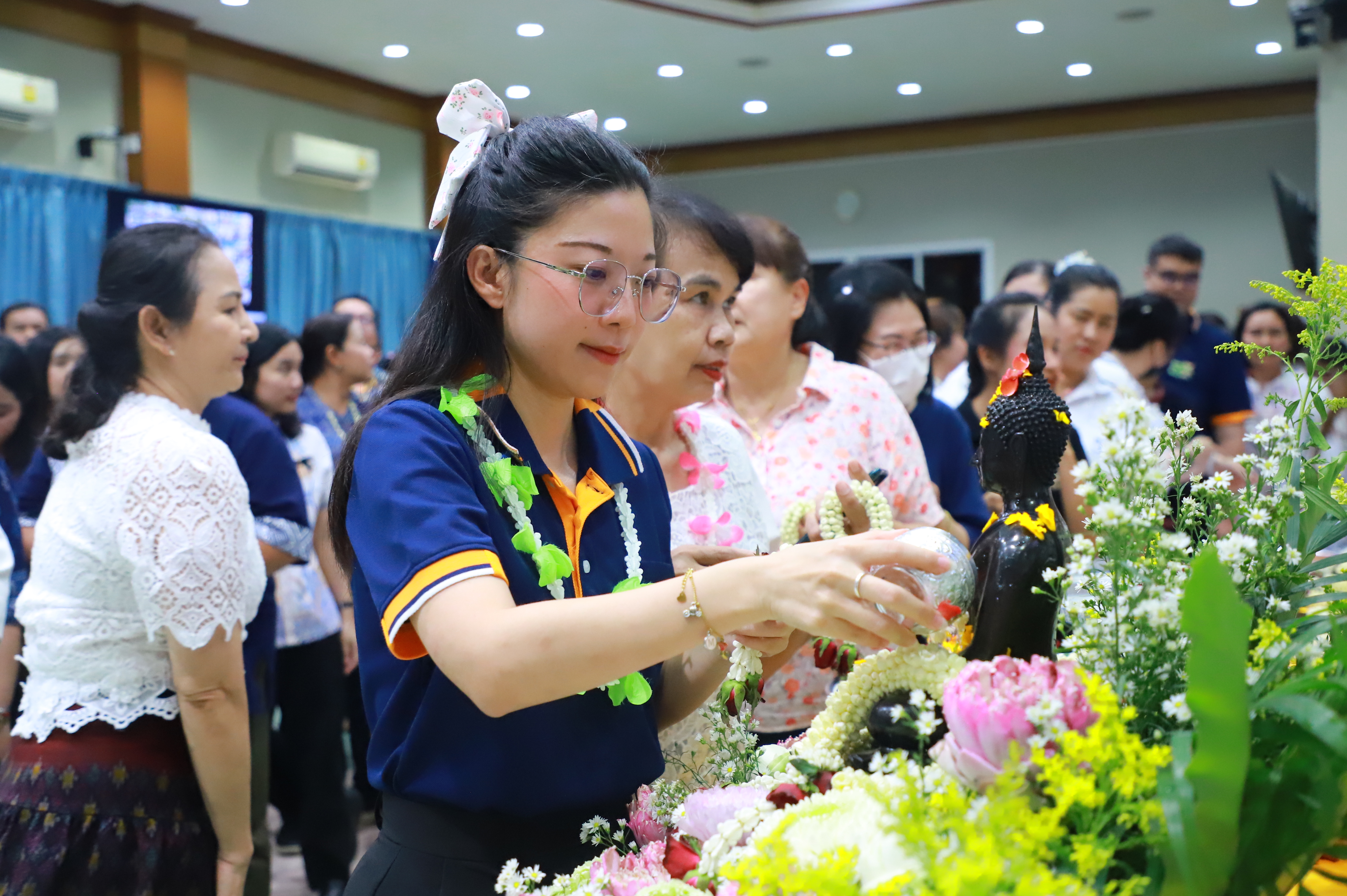 title - ชุ่มฉ่ำ! ชาว ส.ป.ก. ร่วมสรงน้ำพระพุทธรูป และรดน้ำขอพรผู้บริหาร เนื่องในประเพณีวันสงกรานต์ ประจำปี 2569 บรรยากาศเต็มไปด้วยความชื่นมื่นชุ่มฉ่ำ